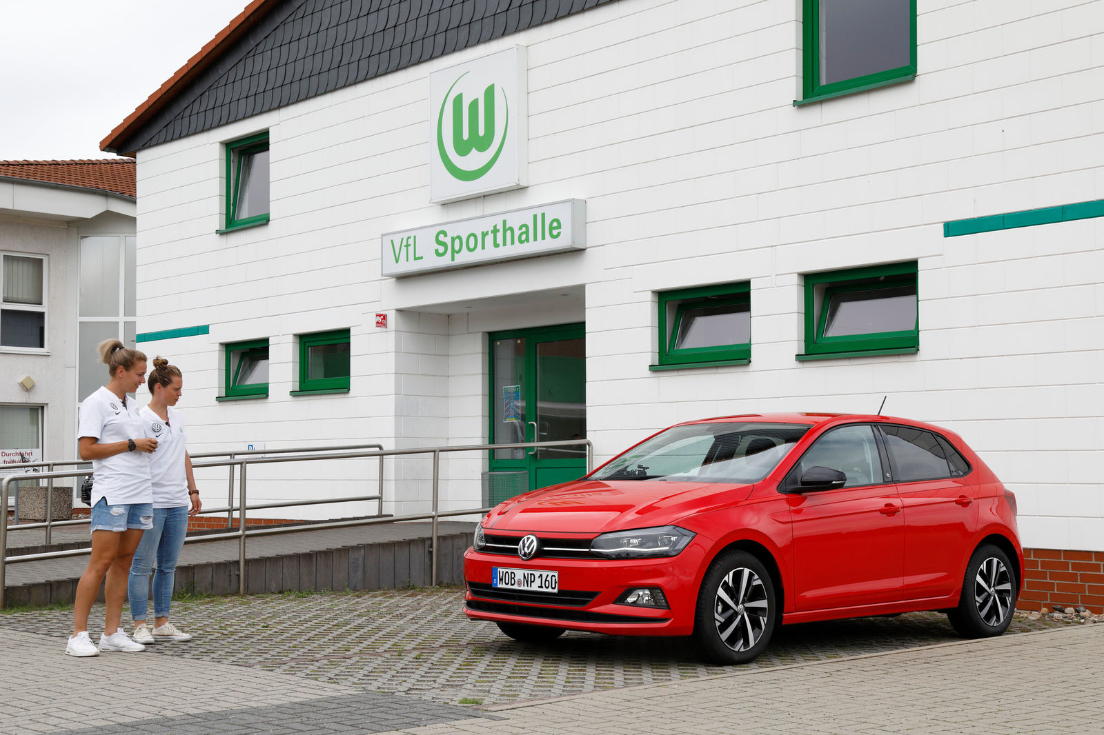"Wolfsburg is ahead of Munich" – Sightseeing with Katharina Baunach and the new Polo