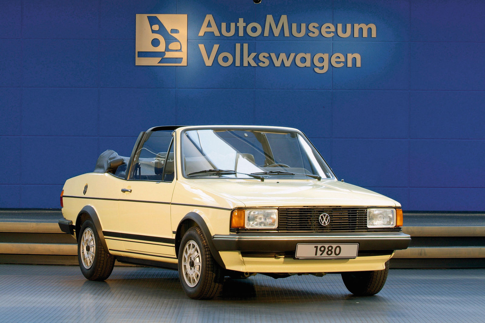 Baujahr 1980Motor 4-Zylinder-Reihenmotor wassergekuehltLeistung 70 PSHubraum  1457 ccmHoechstgeschwindigkeit 156 kmhAls Spezialist fuer vielfaeltige Verdeck- und Dachkonzepte hat die Wilhelm Karmann GmbH neben der Produktion von Cabriolets fuer verschiedene Hersteller zahlreiche Eigenentwicklungen von markteingefuehrten Limousinen forciert So entstand 1980 auch das Jetta Cabriolet Zu diesem Zeitpunkt war das Golf-Cabrio bereits ein Jahr im Modellangebot von Volkswagen und hatte sich als wuerdiger Nachfolger des legendaeren Kaefer-Cabriolets erwiesen Ein Kritikpunkt am Golf-Cabriolet war bei einigen Kunden der relativ kleine Gepaeckraum Beim Jetta-Cabriolet das die gleichen Sicherheitsstandards wie das Golf-Cabriolet erfuellte und fuer den Insassenschutz auch mit einem Ueberrollbuegel versehen war waere dies nicht der Fall gewesenAufgrund des ueberaus groen Erfolges des Golf Cabrio wurde diese zusaetzliche Modellvariante jedoch fallengelassen