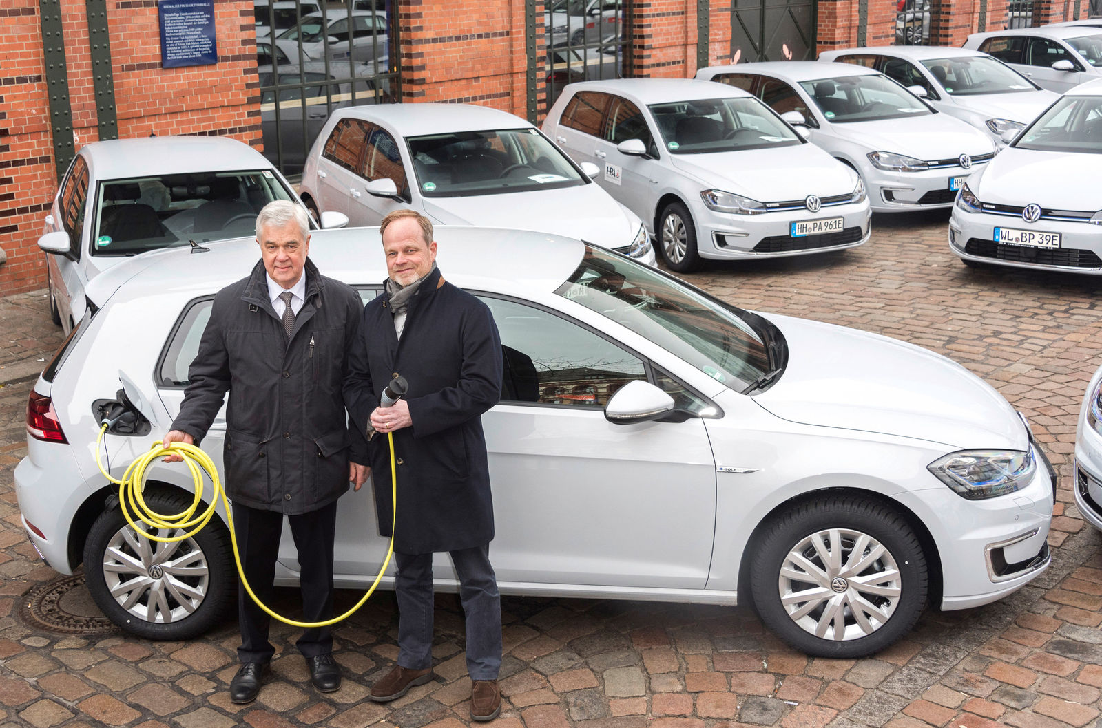 Volkswagen Group provides active support for use of electric cars: 50 e-Golf vehicles handed over in Hamburg