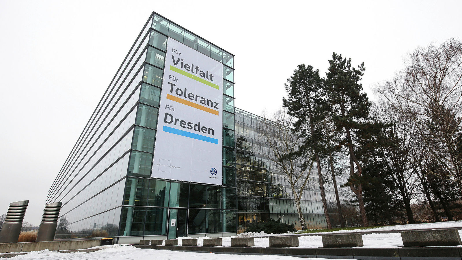 Riesen-Plakat: Gläserne Manufaktur bekennt sich zu Toleranz und Vielfalt in Dresden