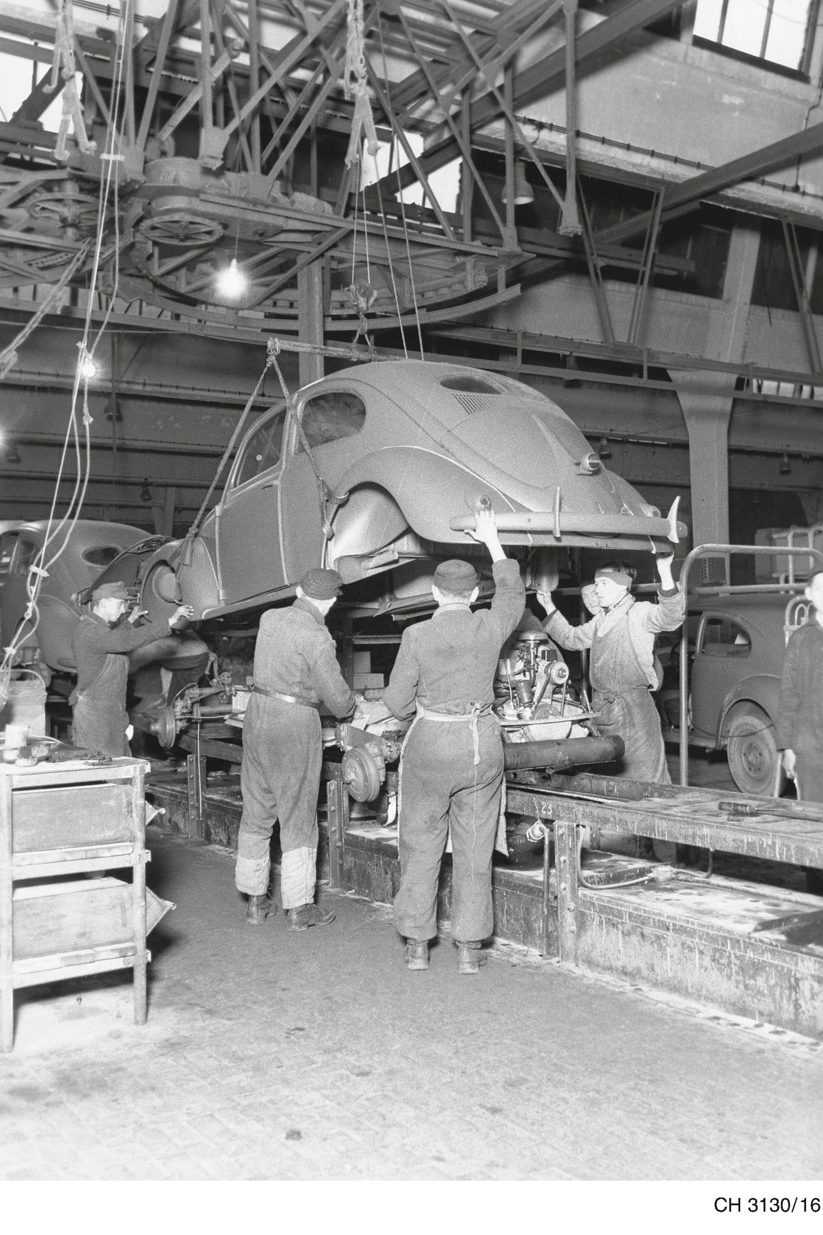 1946 werden Kaefer-Karossen noch auf Kuebelwagen-Fahrgestelle montiert