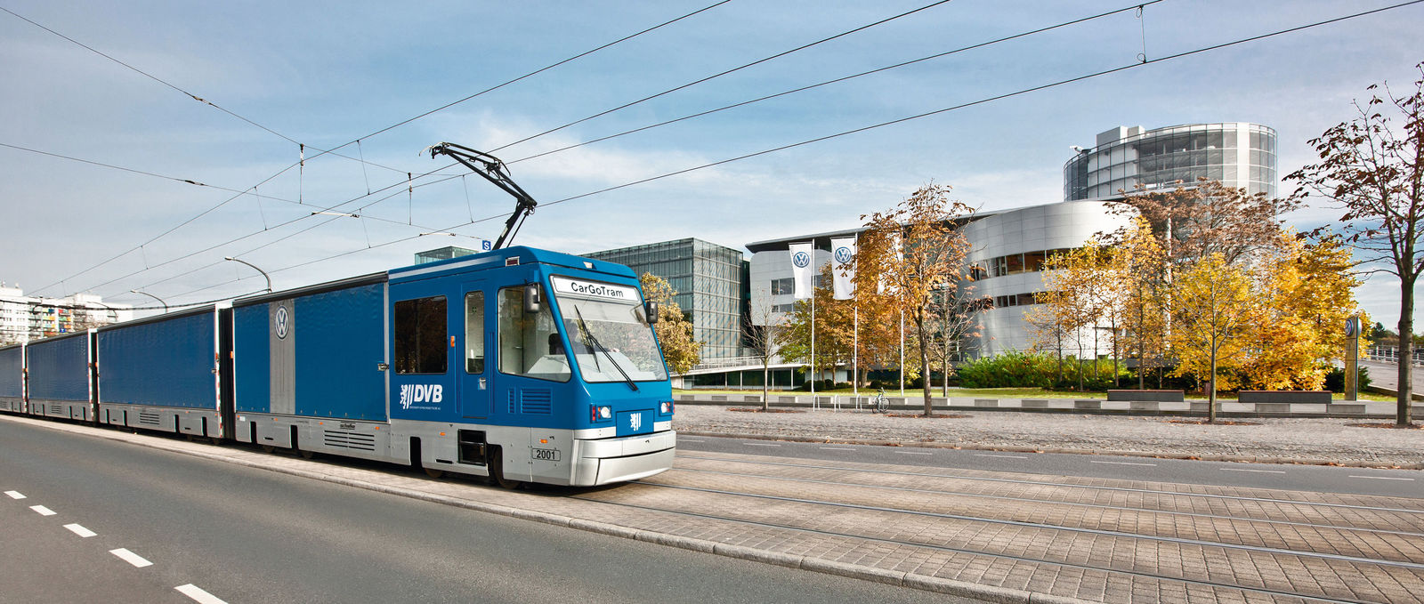 Die Cargotram / Strassenbahn der DVB vor der Glaesernen Manufaktur von Volkswagen am 27.10.2010 in Dresden. Foto: Oliver Killig