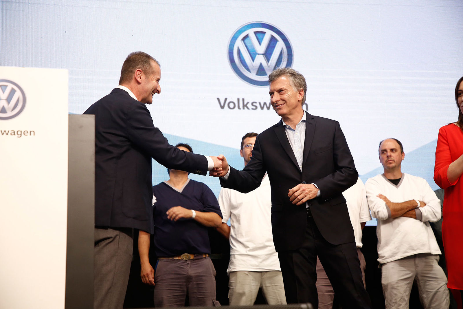 Volkswagen Markenchef Dr. Herbert Diess und Argentiniens Präsident Mauricio Macri verkünden die Investitionen im argentinischen Volkswagen Werk Pacheco.