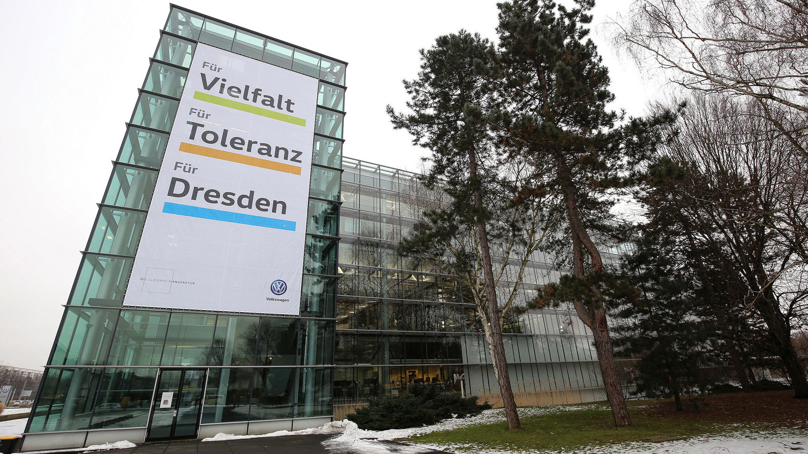 Riesen-Plakat: Gläserne Manufaktur bekennt sich zu Toleranz und Vielfalt in Dresden