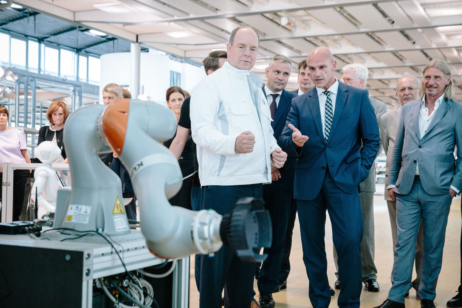 Prince Albert II of Monaco finds out more about e-mobility at the Gläserne Manufaktur