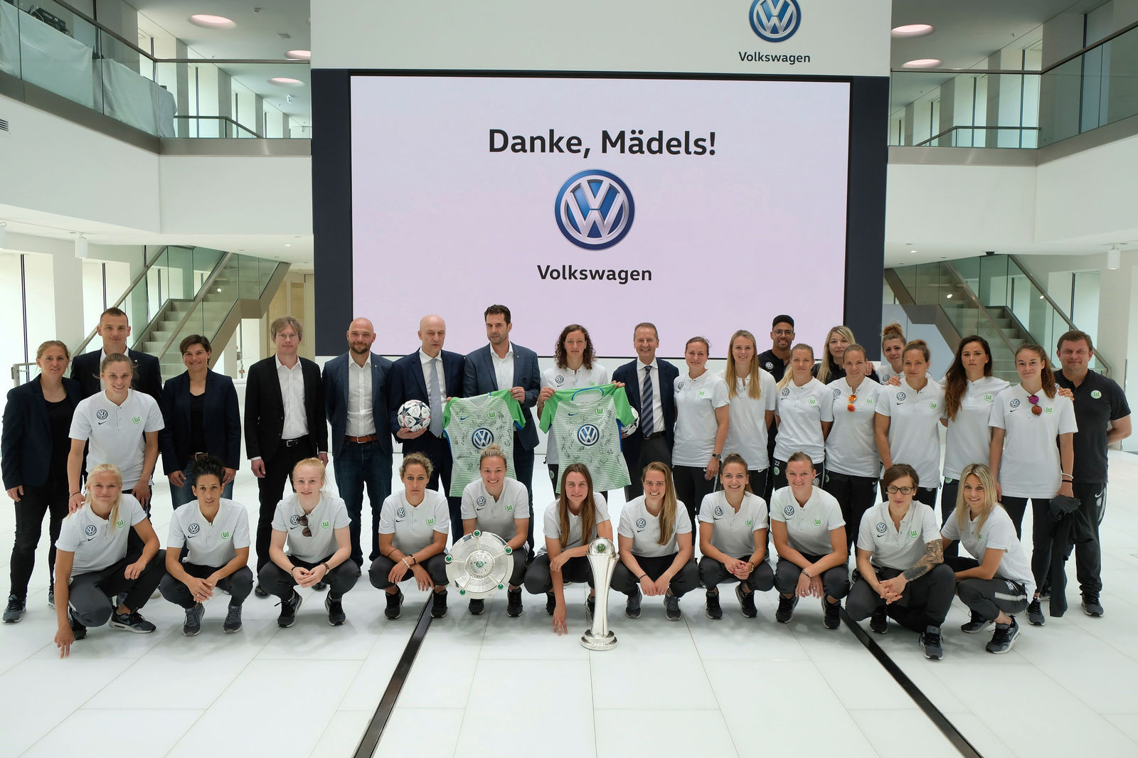 Volkswagen ehrte Fußballfrauen des VfL Wolfsburg – Herbert Diess: „Leistung verdient höchsten Respekt“