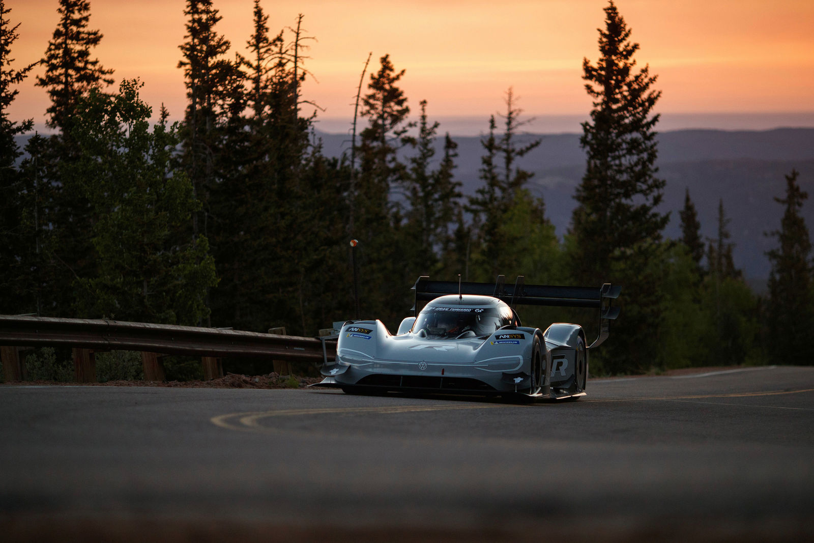 Volkswagen I. D. R Pikes Peak sets fastest time in qualifying