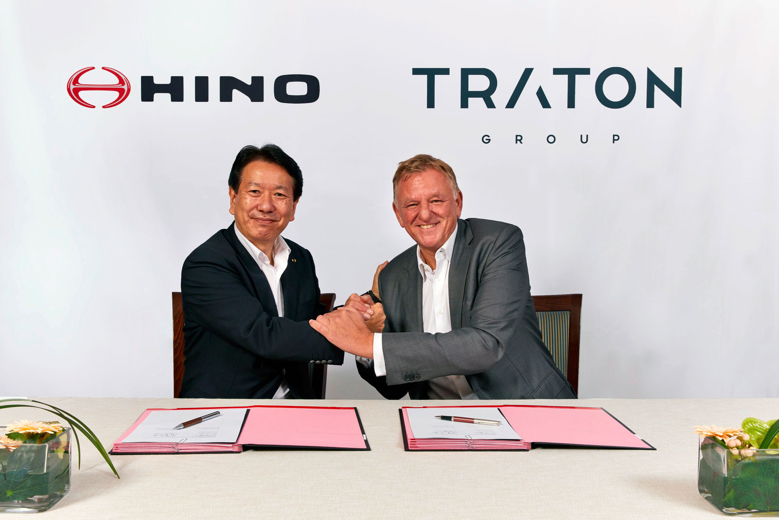 TRATON AG und Hino bündeln Kräfte im Bereich E-Mobilität und planen Joint Venture für Beschaffung