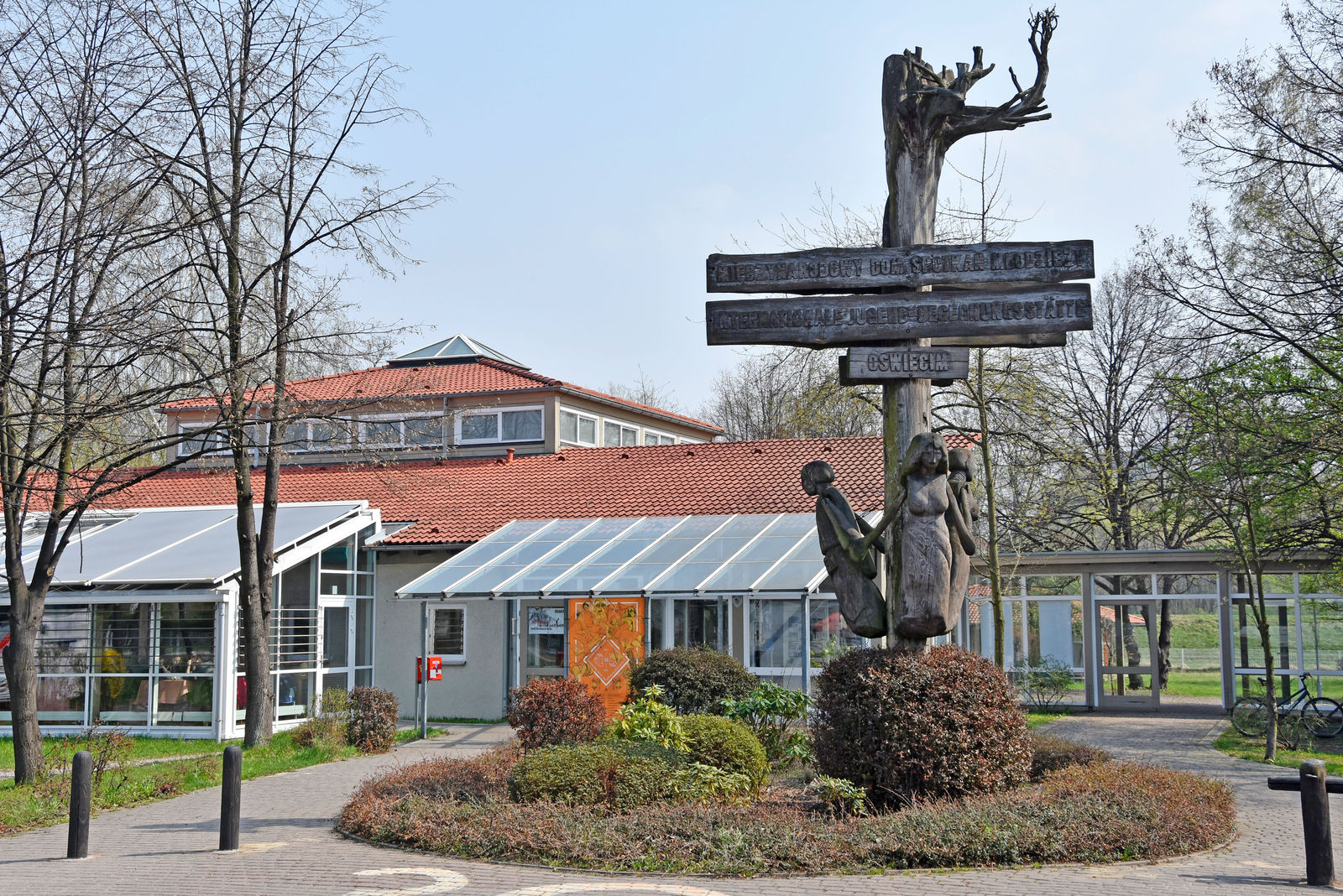 Der Eingang zur Internationalen Jugendbegegnungsstätte Oświęcim/Auschwitz (Polen)