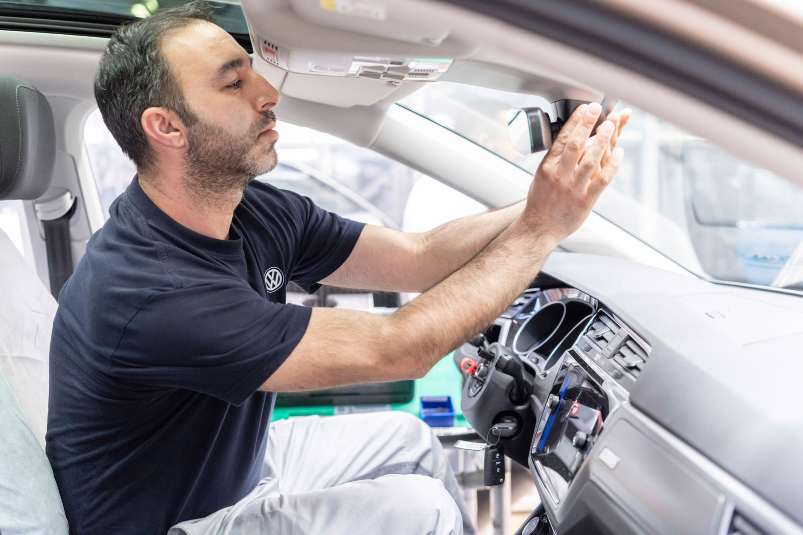 Assembly Wolfsburg plant: An employee installs the rearview mirror