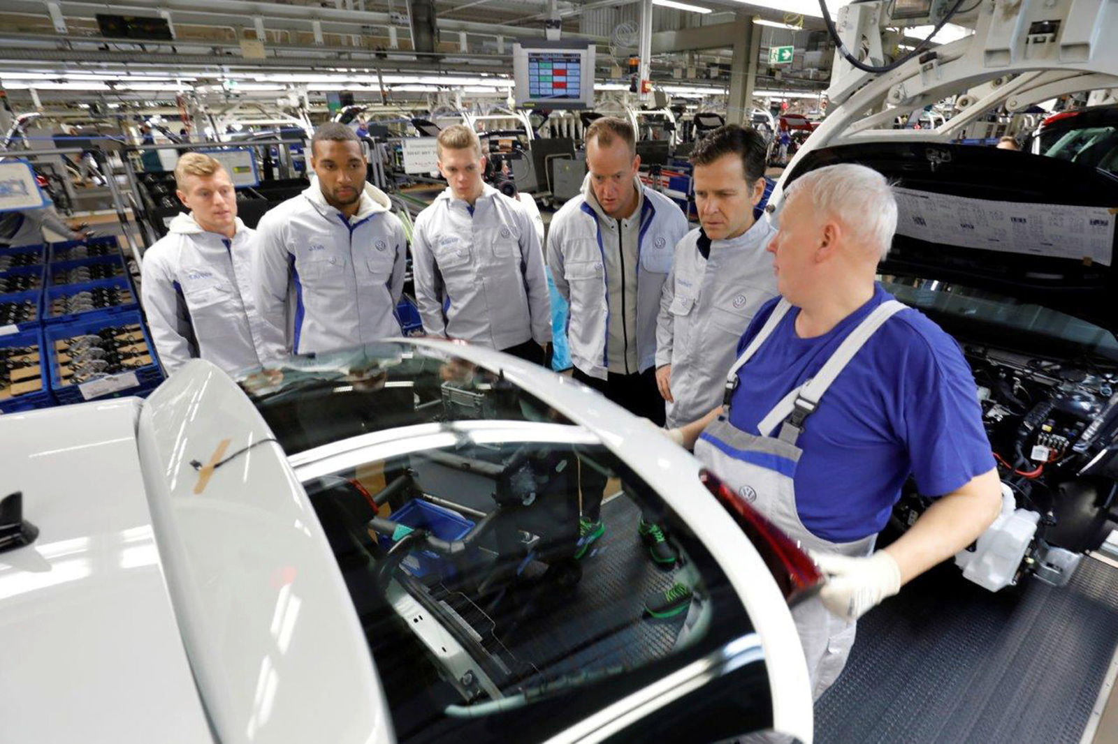 Fußball-Nationalmannschaft zu Besuch im Volkswagen Werk Wolfsburg