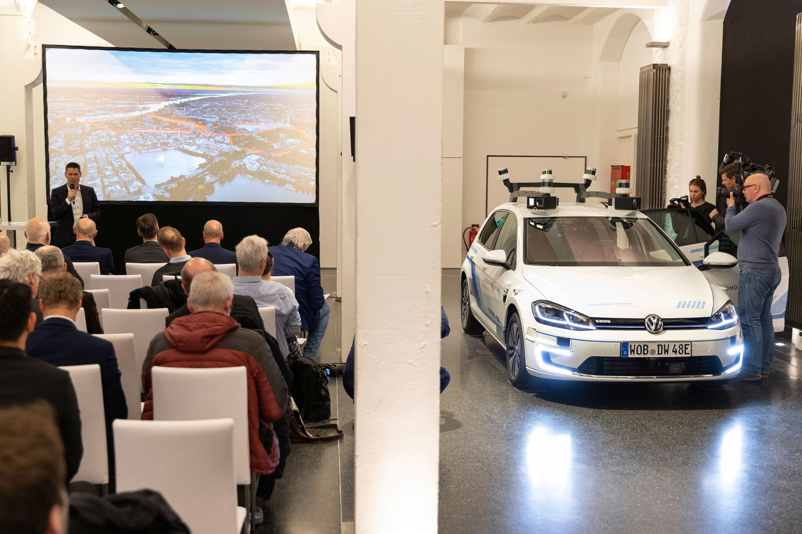 Volkswagen tests highly-automated driving in Hamburg: A fleet of five specially equipped e-Golf will drive on the digital test bed for automated and connected driving(TAVF) in the Hanseatic city.