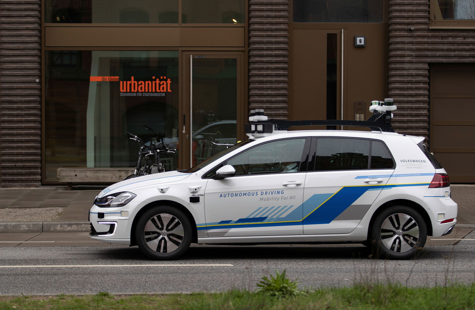 Volkswagen fährt vollautomatisiert in Hamburg: Eine speziell ausgerüstete e-Golf Flotte von fünf Fahrzeugen fährt auf der Teststrecke für automatisiertes und vernetztes Fahren (TAVF) in der Hansestadt.
