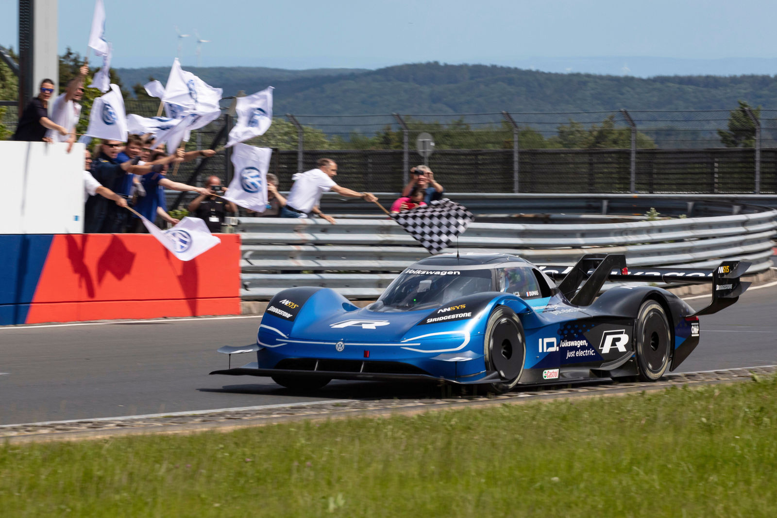 6:05.336 minutes – Volkswagen ID.R sets new electric record on the Nürburgring