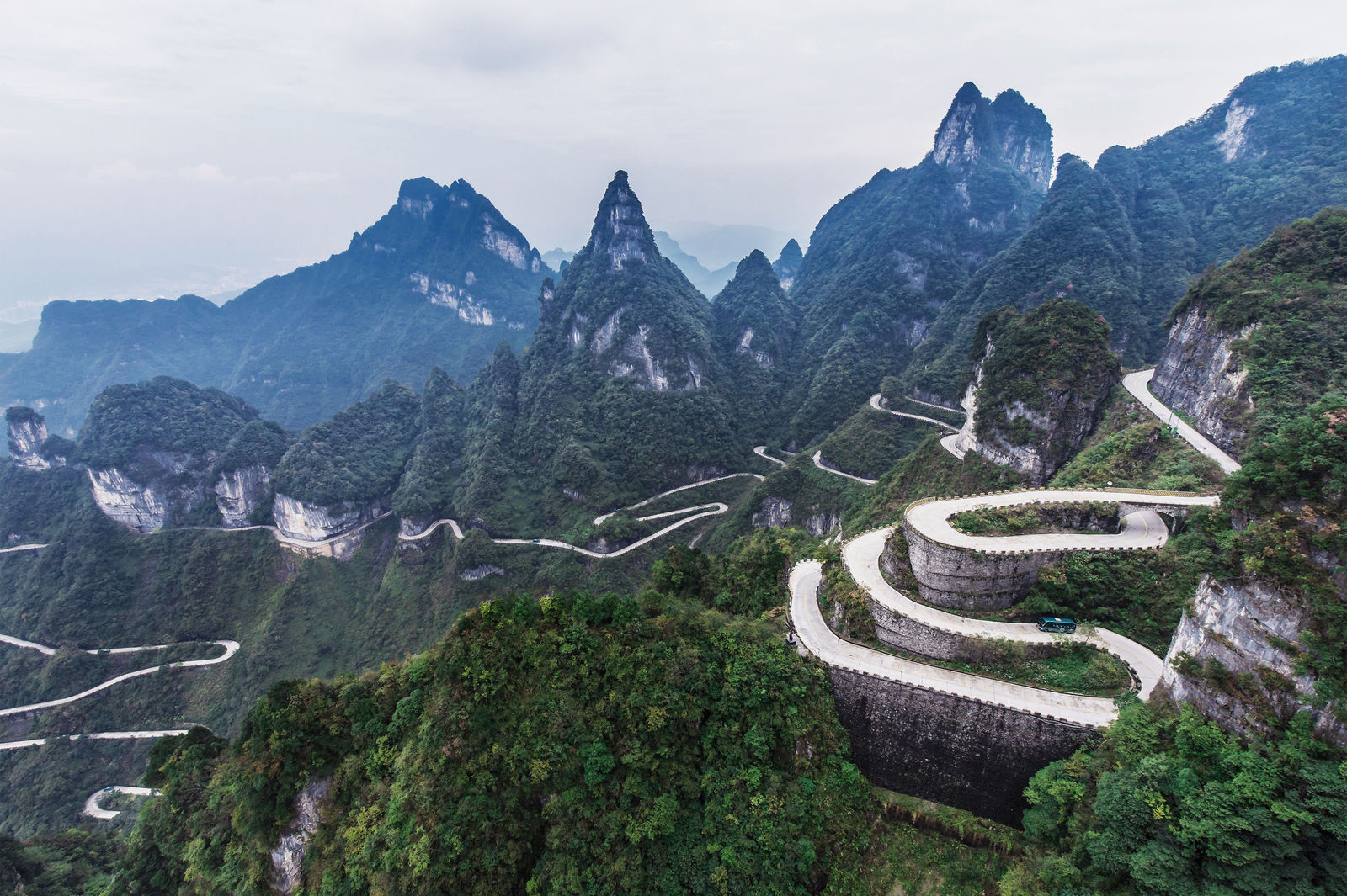 Storming the summit for e-mobility: Volkswagen targets record on Tianmen Mountain