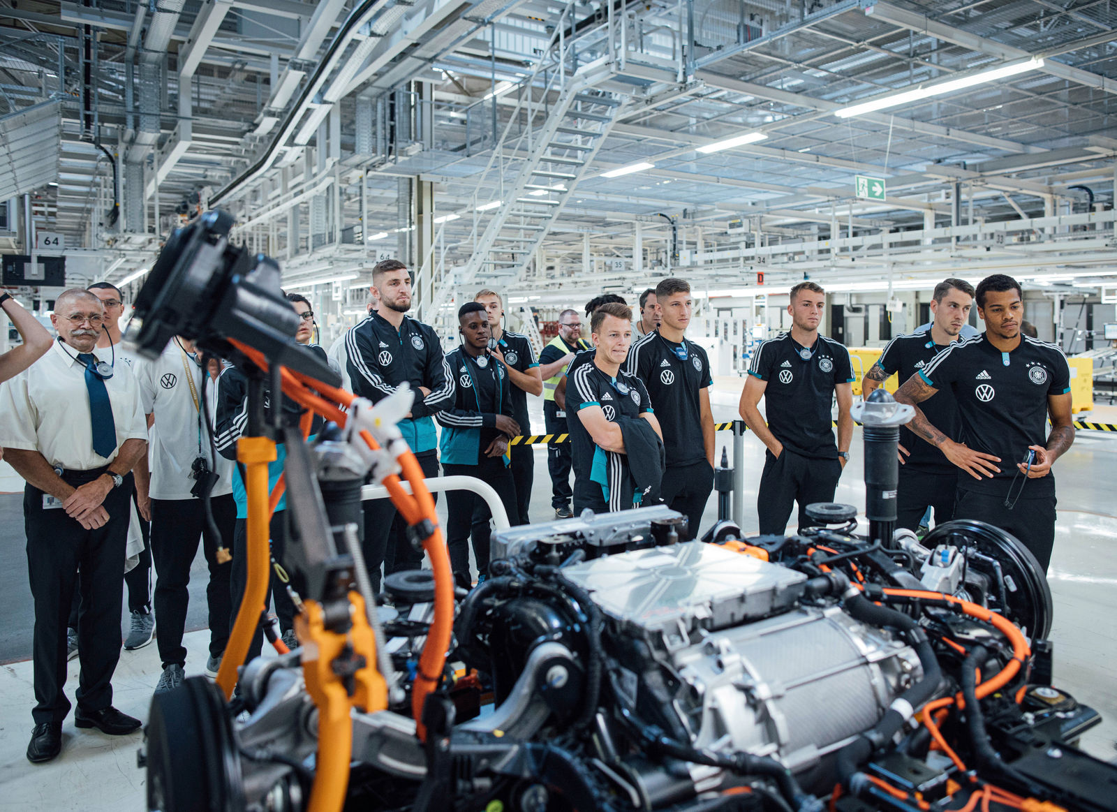 U 21-Nationalmannschaft besucht das Volkswagen Werk in Zwickau