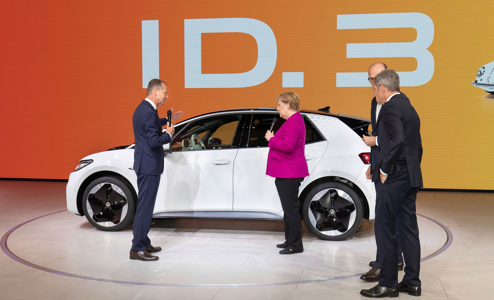 Bundeskanzlerin Merkel besucht Volkswagen bei der IAA in Frankfurt