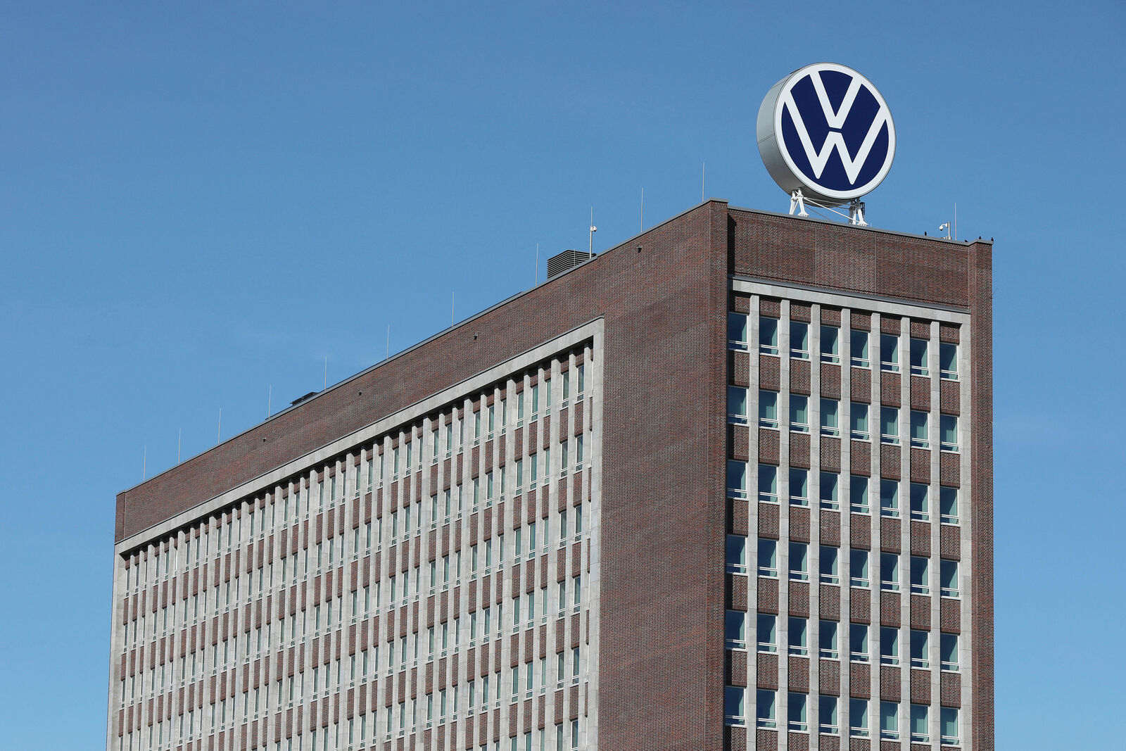 Markenhochaus (Brand Tower) - new Volkswagen logo
