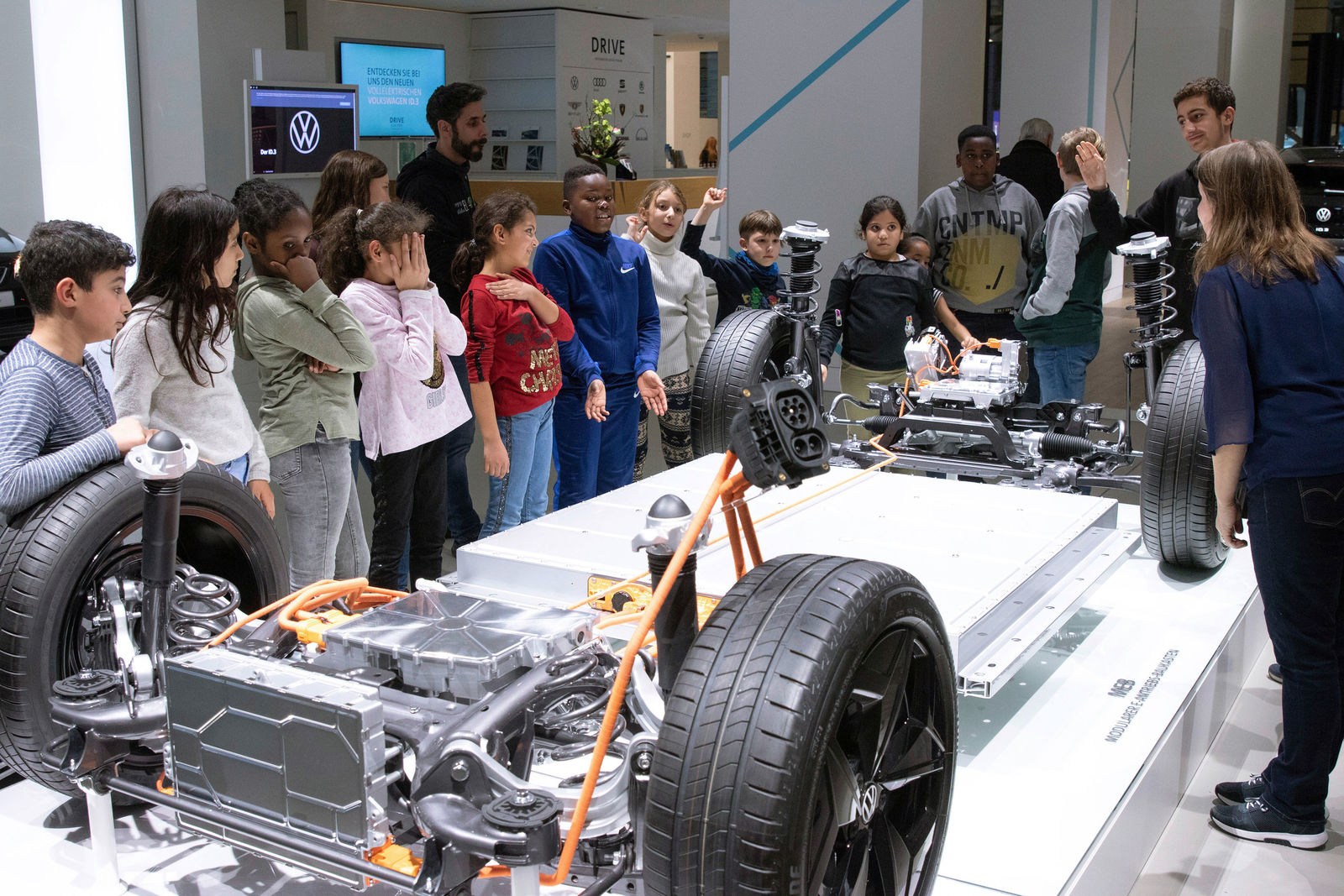 Kinder der Berliner Arche entdecken die Welt der Elektromobilität im DRIVE. Volkswagen Group Forum
