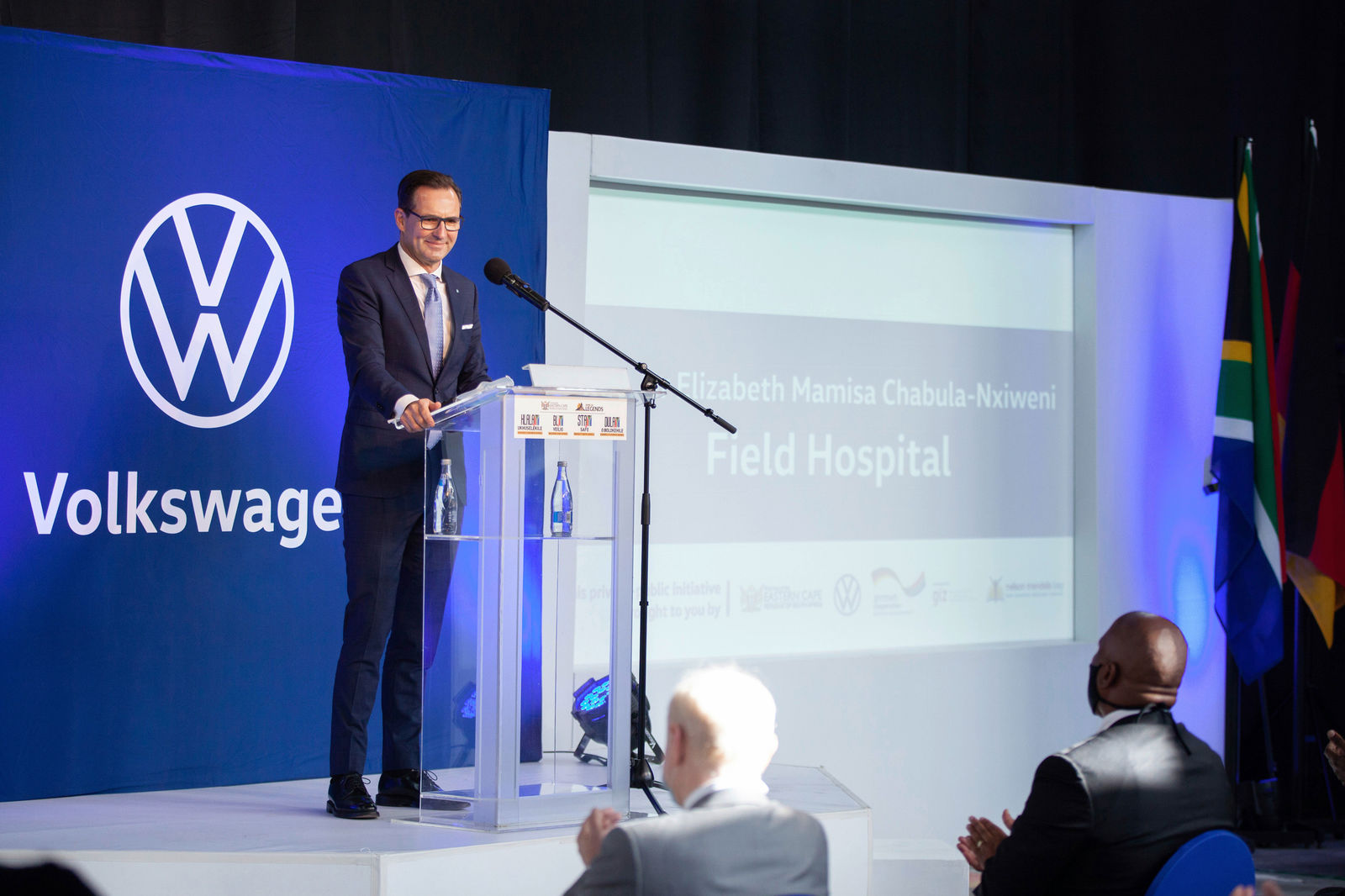 Volkswagen Group South Africa hat in nur sieben Wochen seine ehemalige Fabrik in Port Elizabeth in ein temporäres Krankenhaus zur Behandlung von Covid-19 Patienten umgebaut. Sie wurde heute an die örtlichen Behörden übergeben.