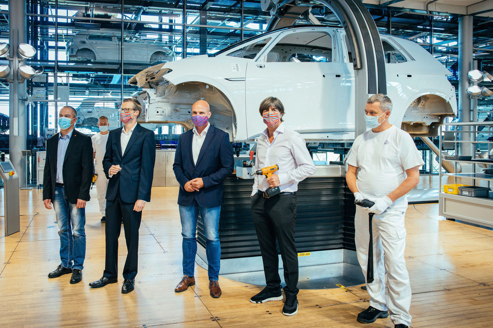 Anstoß mit Fußball-Bundestrainer Joachim Löw: Gläserne Manufaktur in Dresden startet die Vorserienproduktion des vollelektrischen Volkswagen ID.3