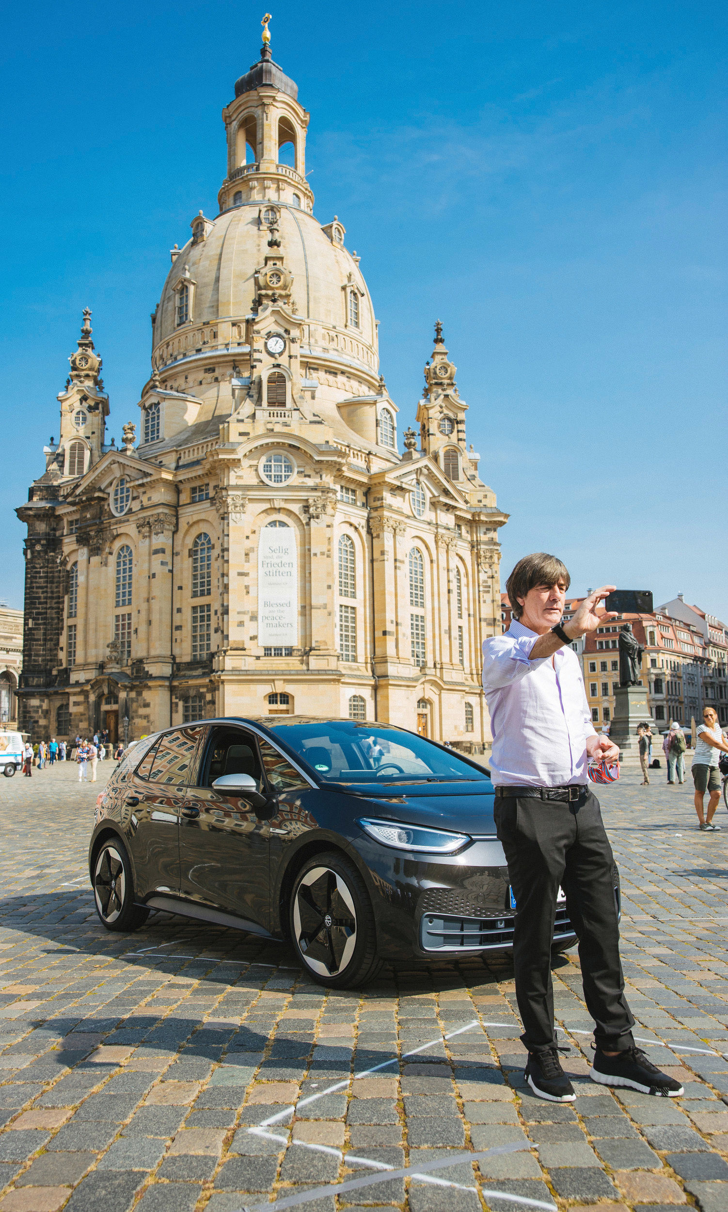Anstoß mit Fußball-Bundestrainer Joachim Löw: Gläserne Manufaktur in Dresden startet die Vorserienproduktion des vollelektrischen Volkswagen ID.3
