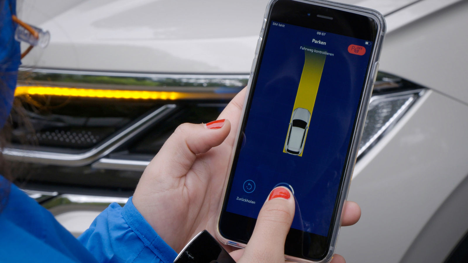 Auto und Smartphone verschmelzen: Touareg parkt jetzt fernbedient ein und aus