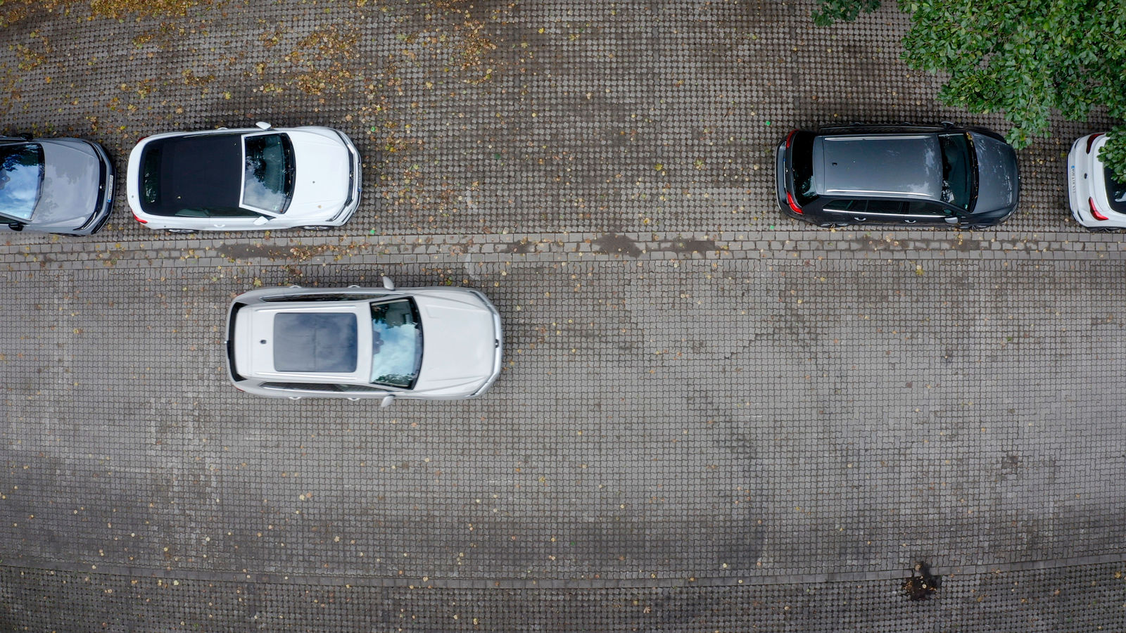 Auto und Smartphone verschmelzen: Touareg parkt jetzt fernbedient ein und aus