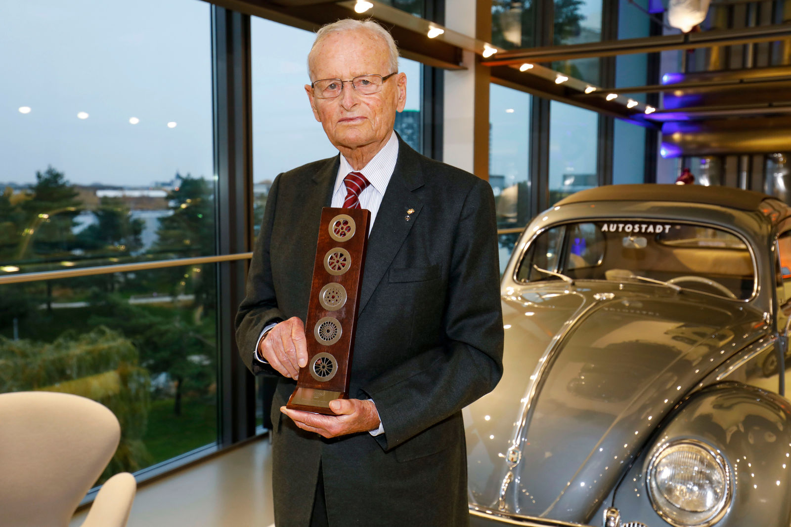 FIVA ehrt ehemaligen Volkswagen Vorstandsvorsitzenden Prof. Dr. Carl H. Hahn