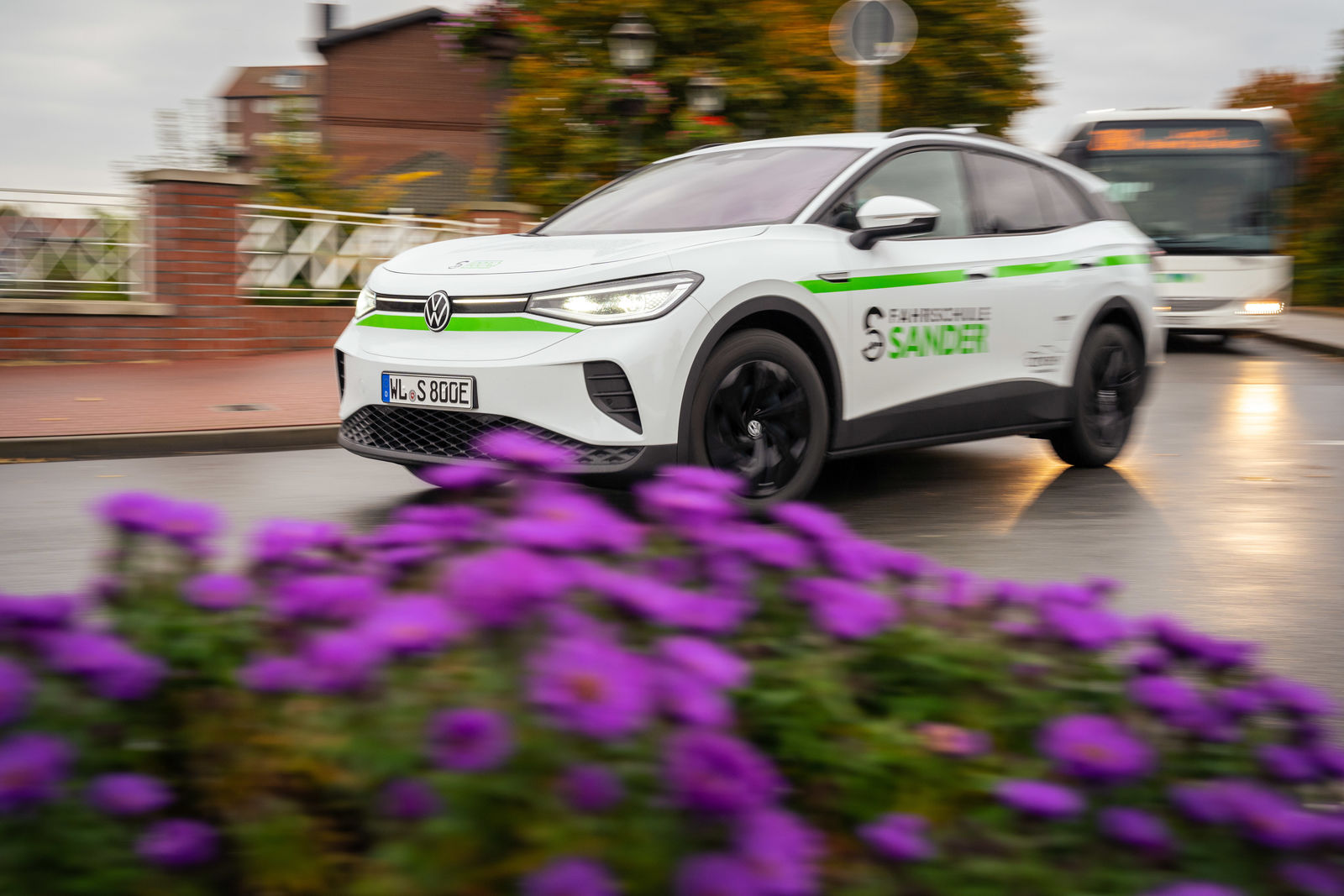 Learning to drive in an electric car - “E-mobility in driving schools is a hot topic”
