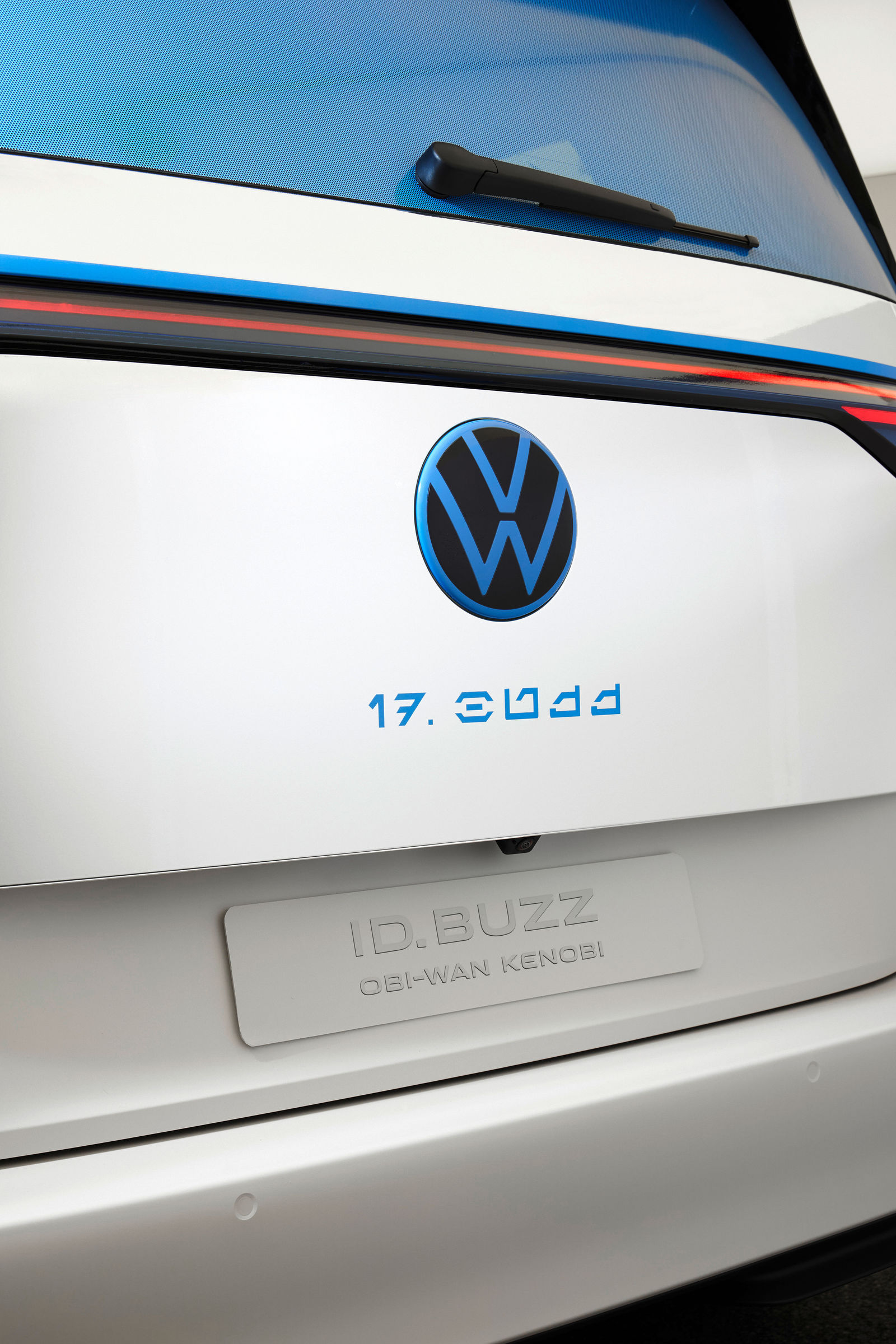 Volkswagen unveils two ‘Obi-Wan Kenobi’ inspired ID. Buzz(((ID. Buzz Pro: Power consumption in kWh/100 km: combined 18.9 (NEDC); combined 21.7–20.6 (WLTP); CO₂ emissions combined in g/km: 0; efficiency class: A+++.))) vehicles at|| Star Wars Celebration
