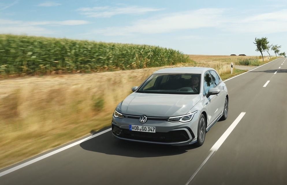 Volkswagen Golf 1.5 eTSI - Driving Scenes